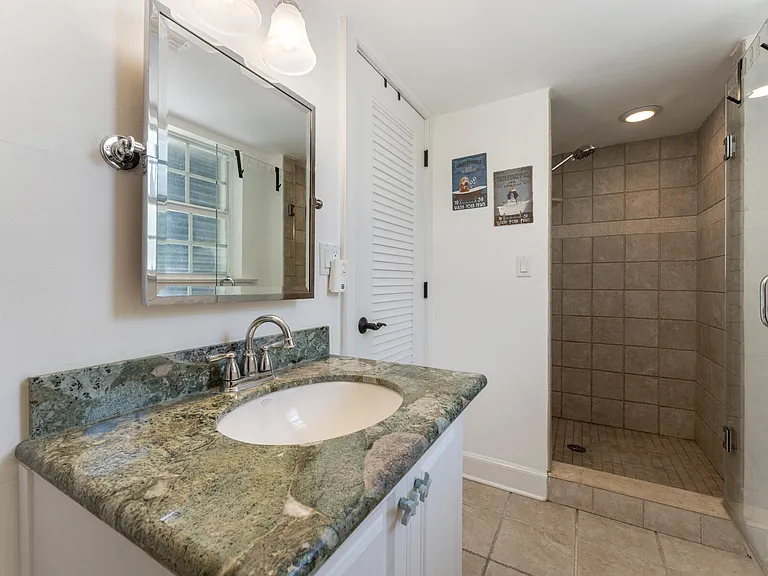 235 W Seaview Cir — Photo 29