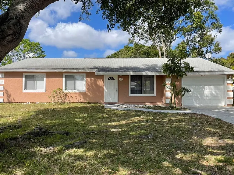 615 SW Bridgeport Dr — Photo 2