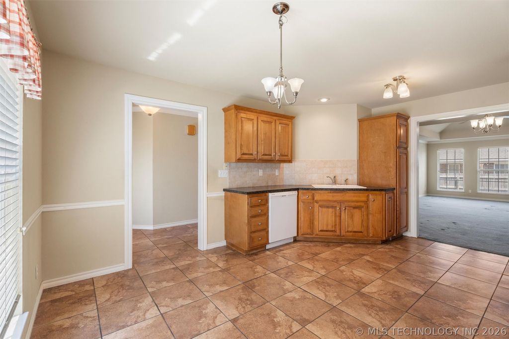 1016 Taylor Dr APT 1, Bartlesville, OK - View 5