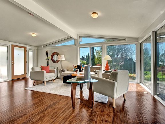 4th image of 22805 Thunderbird Dr S