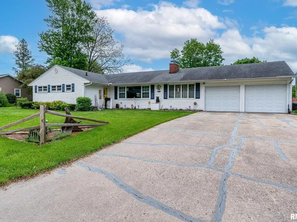 215 Maple Ave, Morrison, IL 61270