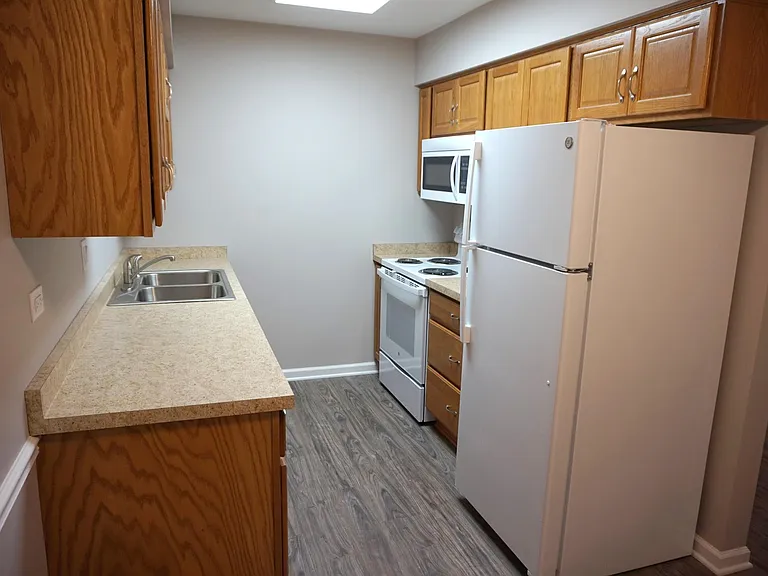 100 N Griffin St #8 — Photo 6