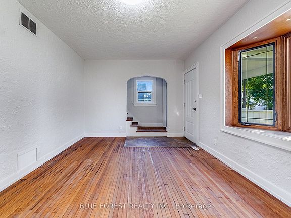 4th image of 16 York St E