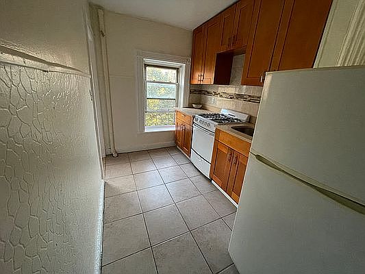3rd image of 575 Putnam Ave APT 3