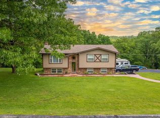 21 Country Ln, Festus, MO 63028