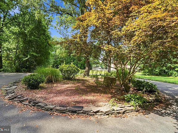 4th image of 25153 Mary Rd