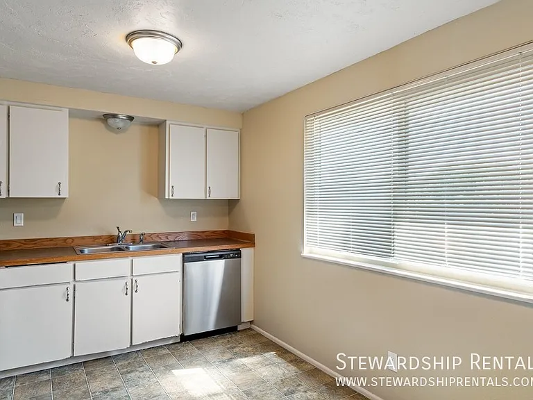 1154 Grant Aly — Photo 6