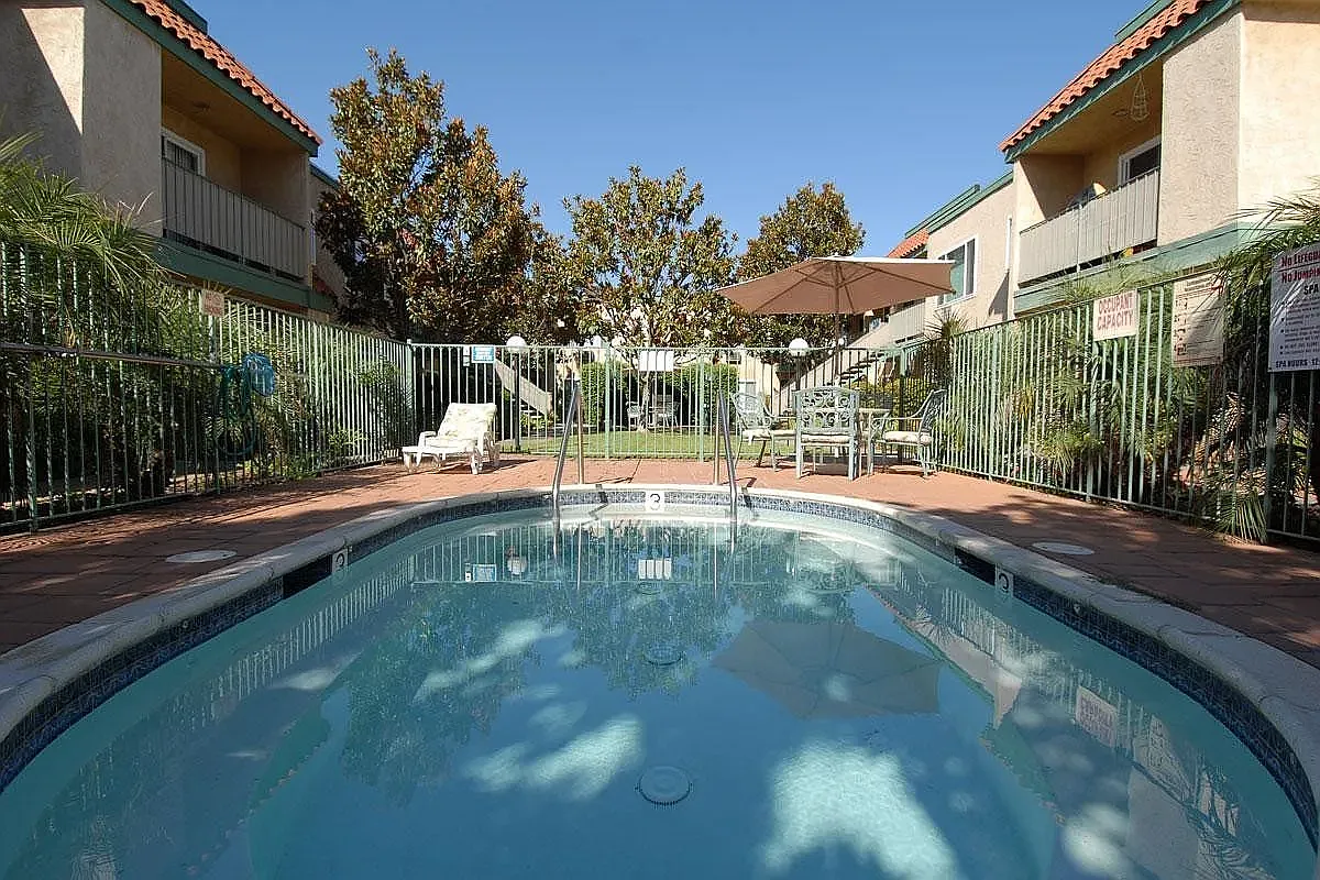 Landmark Gardens Apartments — Photo 2