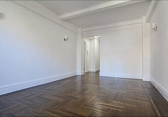4th image of 26 W 68th St #2B