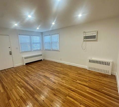 3rd image of 538 E Park Ave Floor 1
