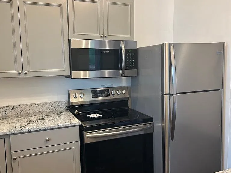 214 E Warren St — Photo 5