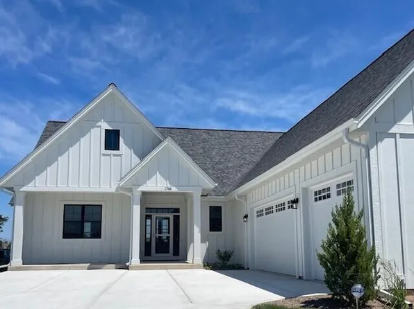 1746 North River CIRCLE, River Hills, WI 53217