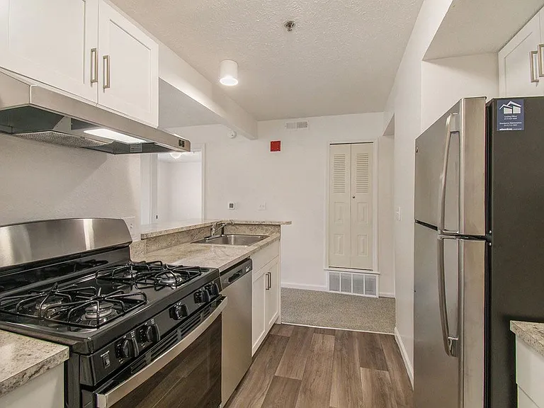 West Hampton Park Apartment Homes — Photo 32