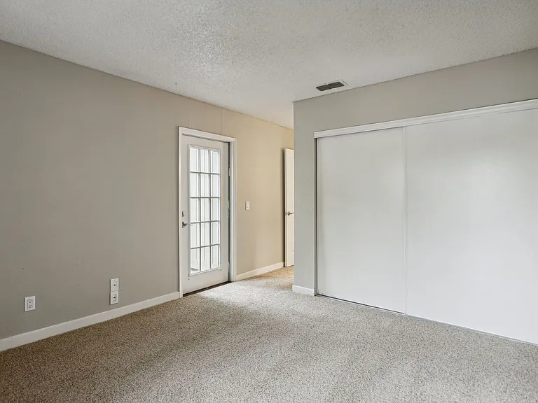Ellington Apartments — Photo 23
