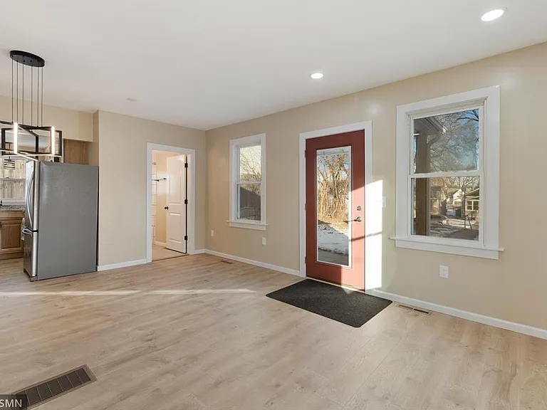 1040 Rose Ave E — Photo 9