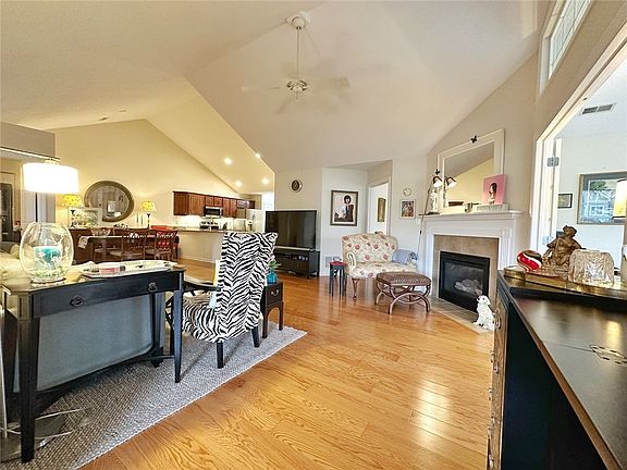 4th image of 2082 Isleworth Ln