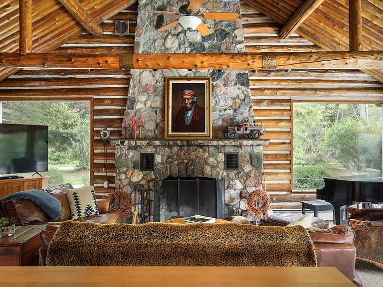 1447 E River Rd — Photo 4