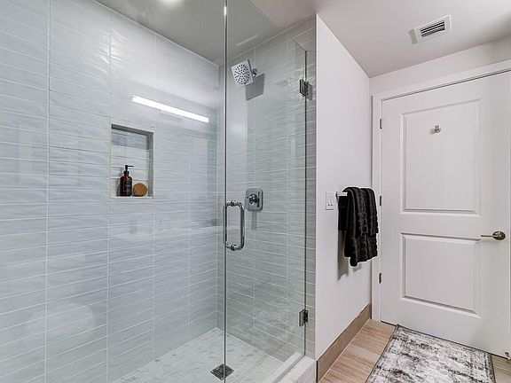 4th image of 455 N New River Dr E