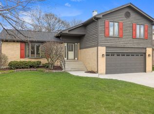 699 Alchester Dr, Wheaton, IL