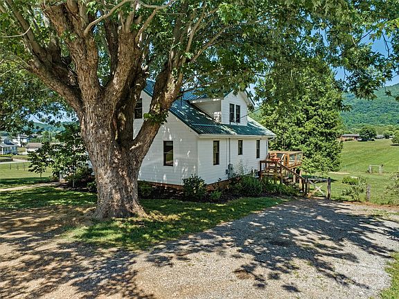 5th image of 19 Pink Dogwood Ln