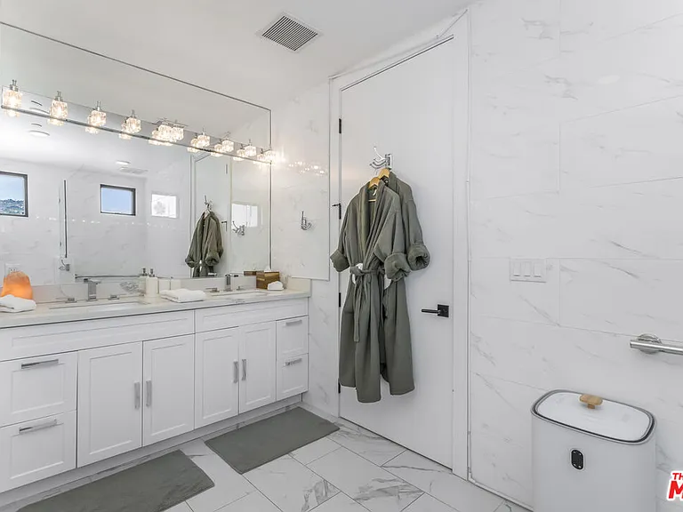 137 N Doheny Dr #4 — Photo 25