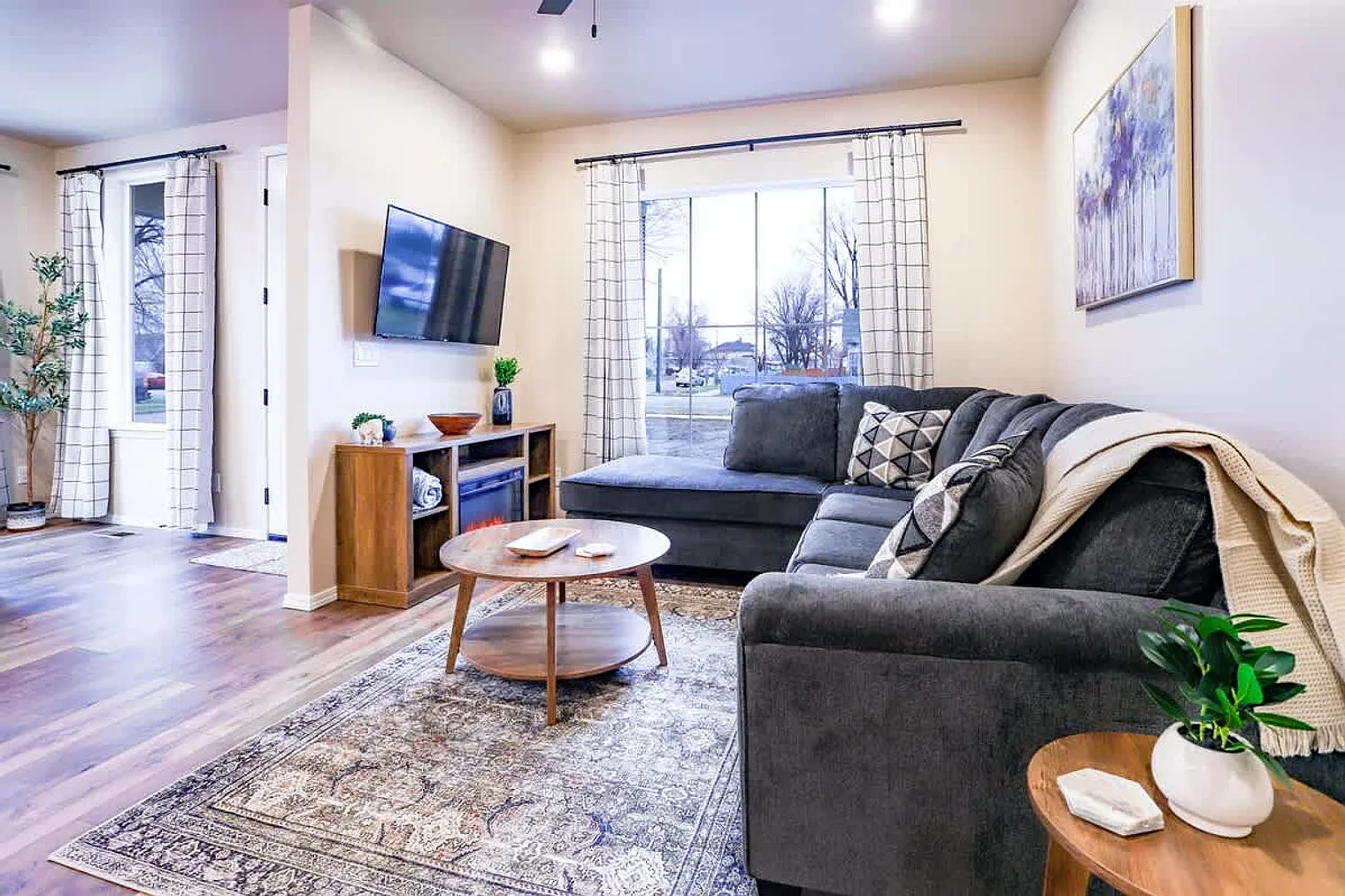 6 bed, 4.0 bath, $9,597 — Photo 1