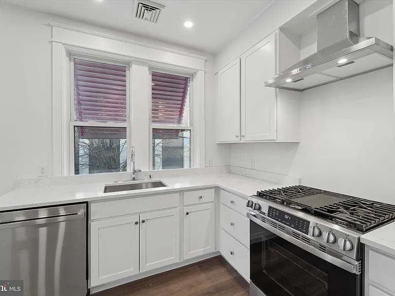 1049 W Lancaster Ave — Photo 5