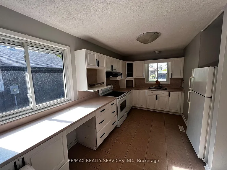 17 Renny Cres — Photo 8