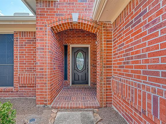 2nd image of 1813 Castle Oaks Dr