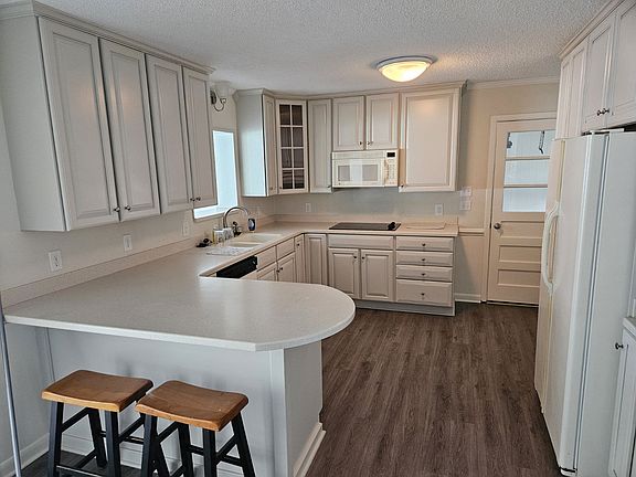 4th image of 104 Country Club Dr
