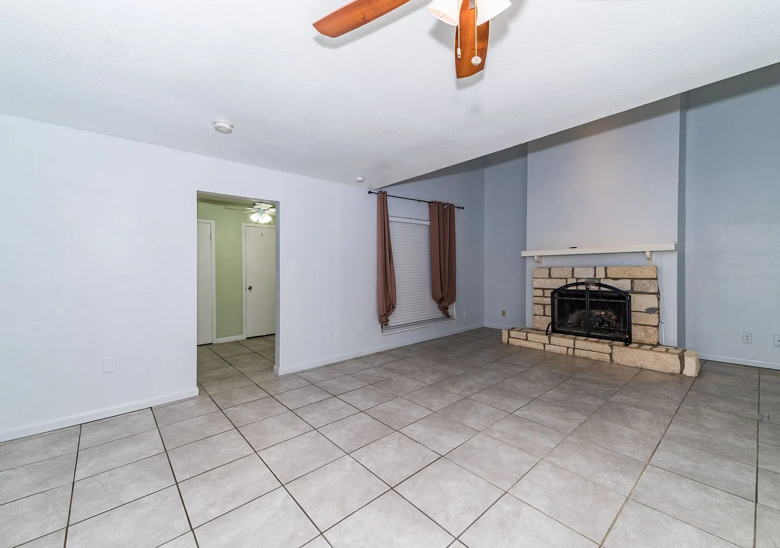 Renovated 2-Bedroom Townhome In Ahisd — Photo 3