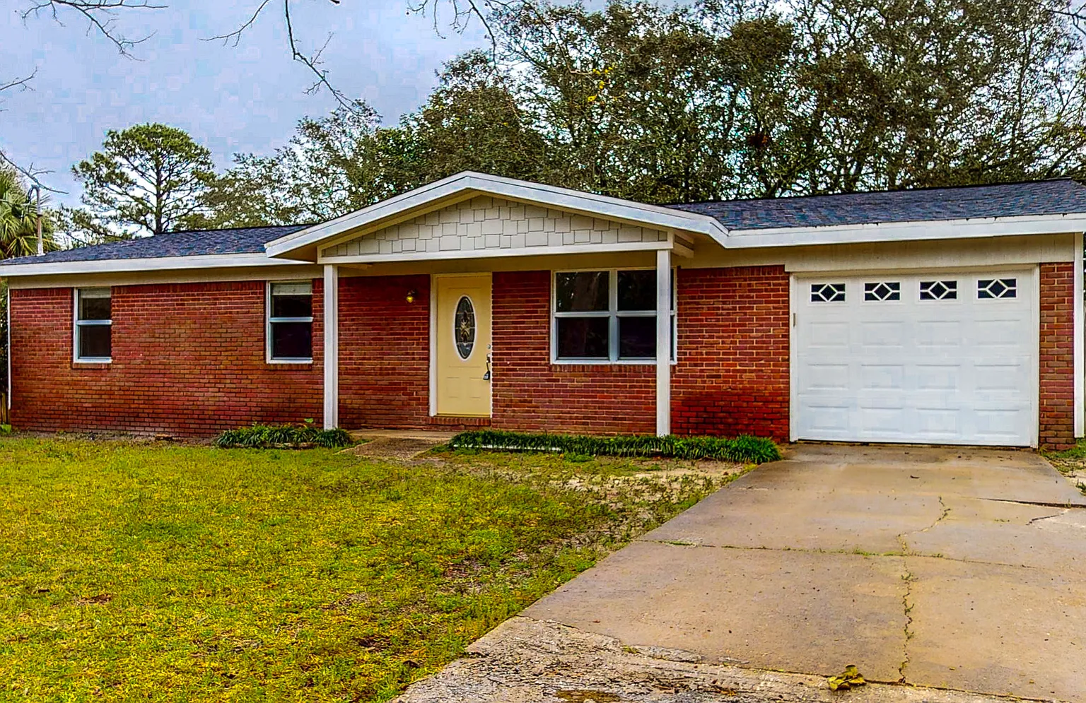 3/2 with Den and extra long single car garage, huge fenced back yard — Photo 1