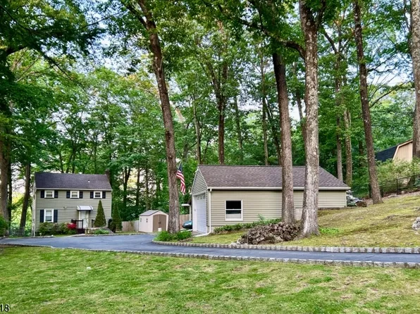 17 Highland Rd, Bloomingdale Boro, NJ 07403