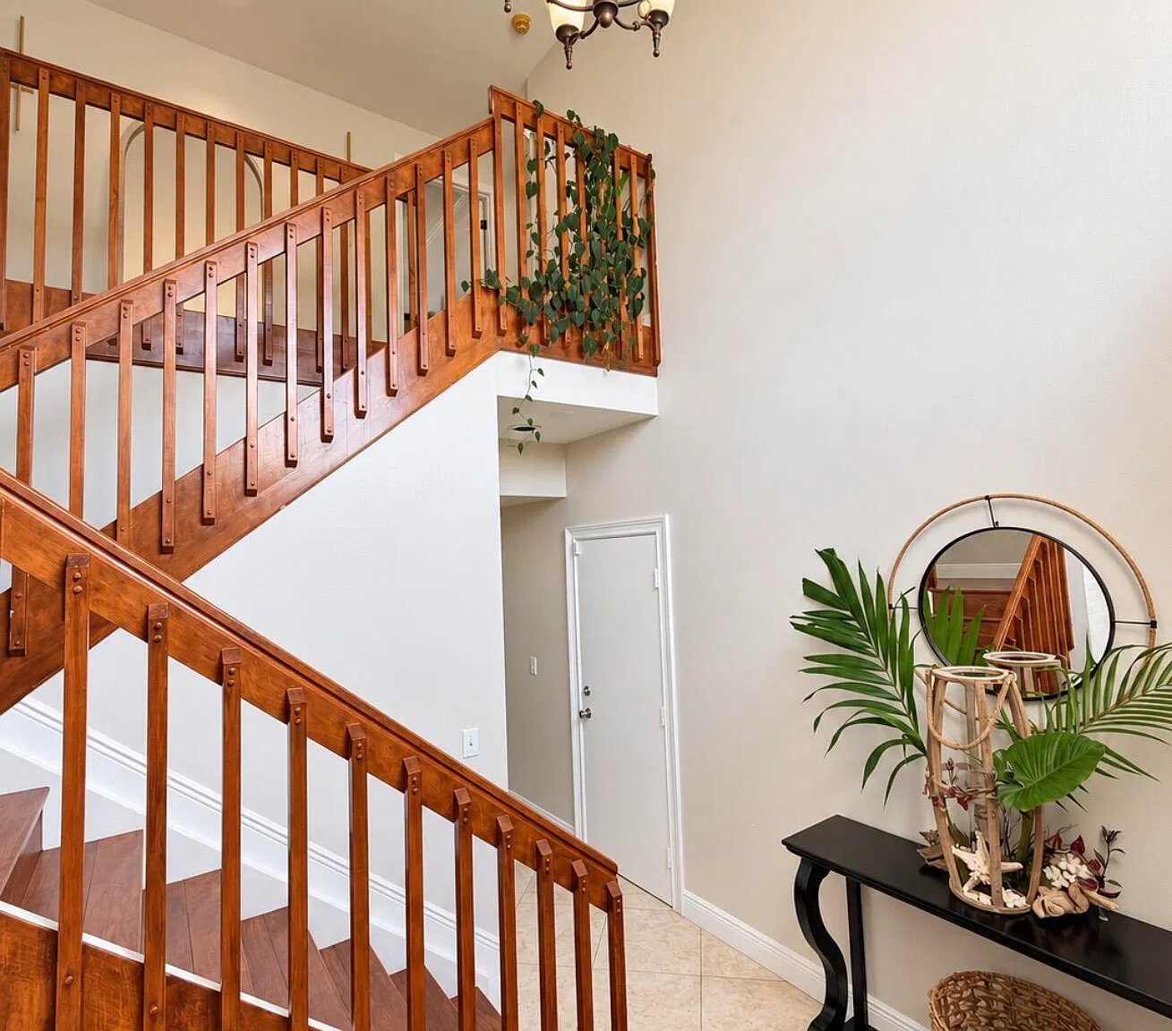 5 bed, 2.5 bath, 2202 sqft, $5,850 — Photo 4