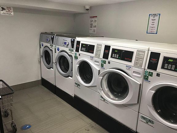 4th image of 215 E Broadway #6NN