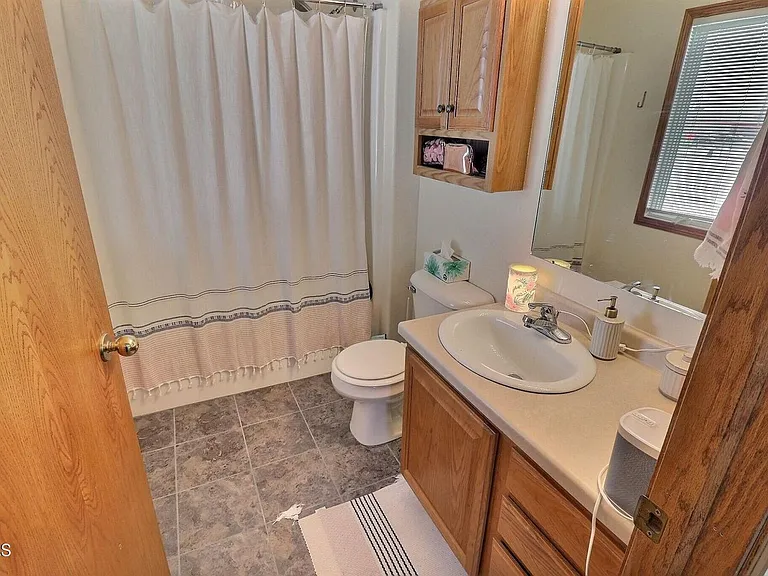832 Lambton Ave — Photo 8
