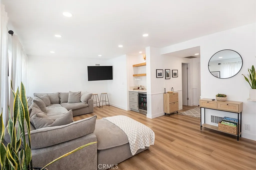 3 bed, 1370 sqft, $5,500 — Photo 2