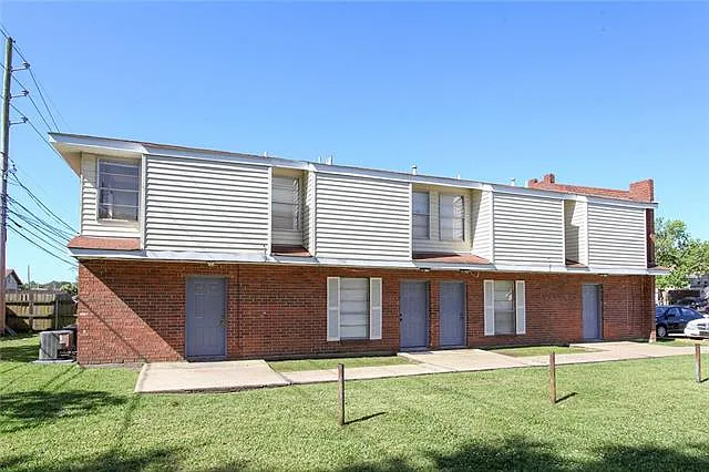 1208 Cambridge Dr — Photo 2