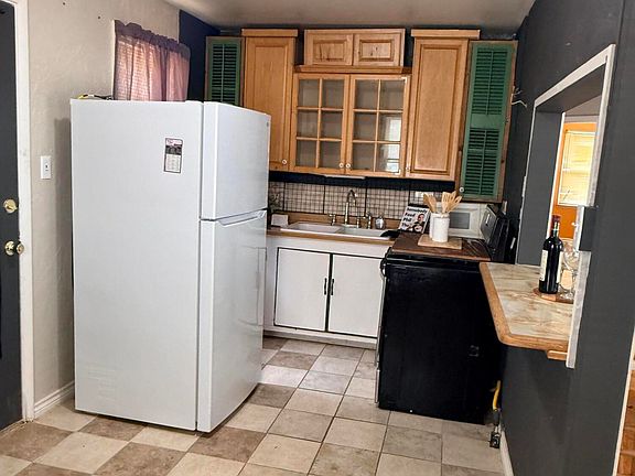 5th image of 417 W Avenue V