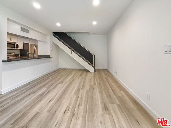 3rd image of 647 Avenida De La Plata