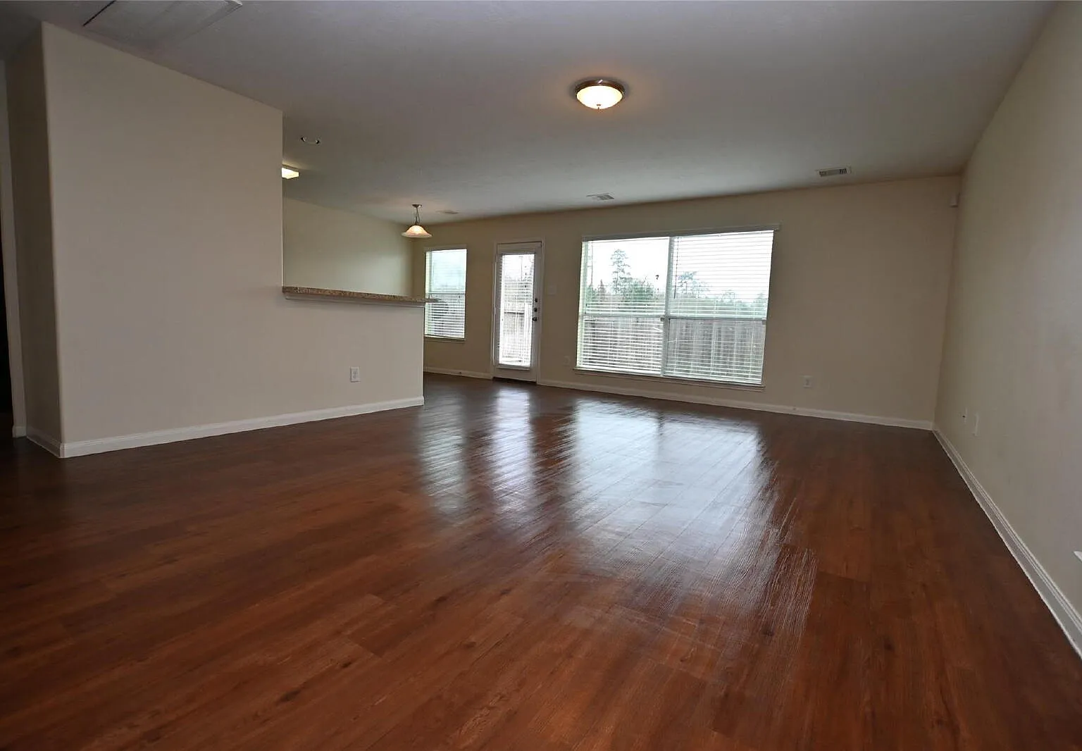 3 bed, 2.5 bath, 2050 sqft, $1,825 — Photo 4
