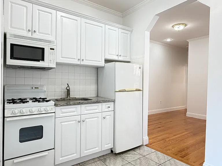 212 W 17th St #5B — Photo 3