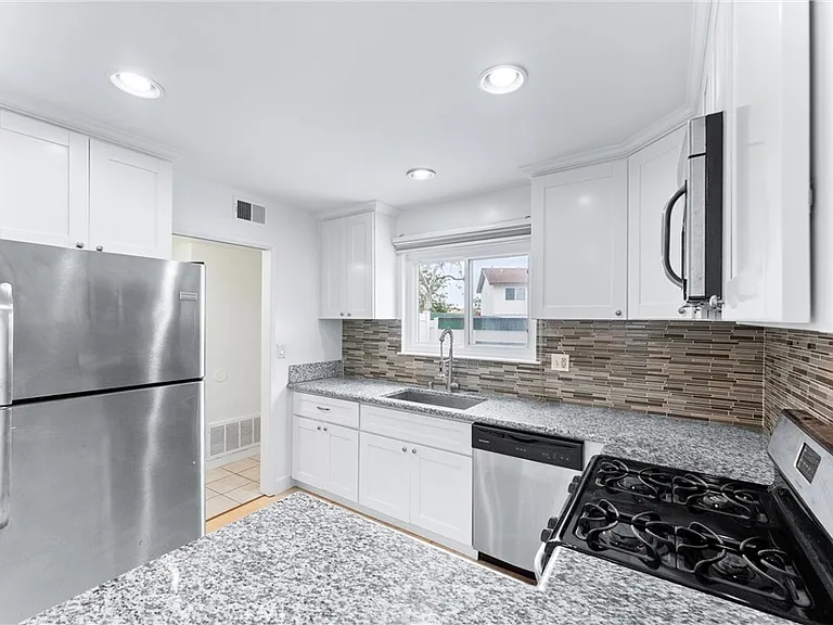 8242 Henderson Grn — Photo 7