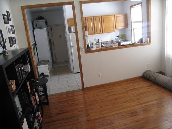 3rd image of 2421 29th St APT 3R
