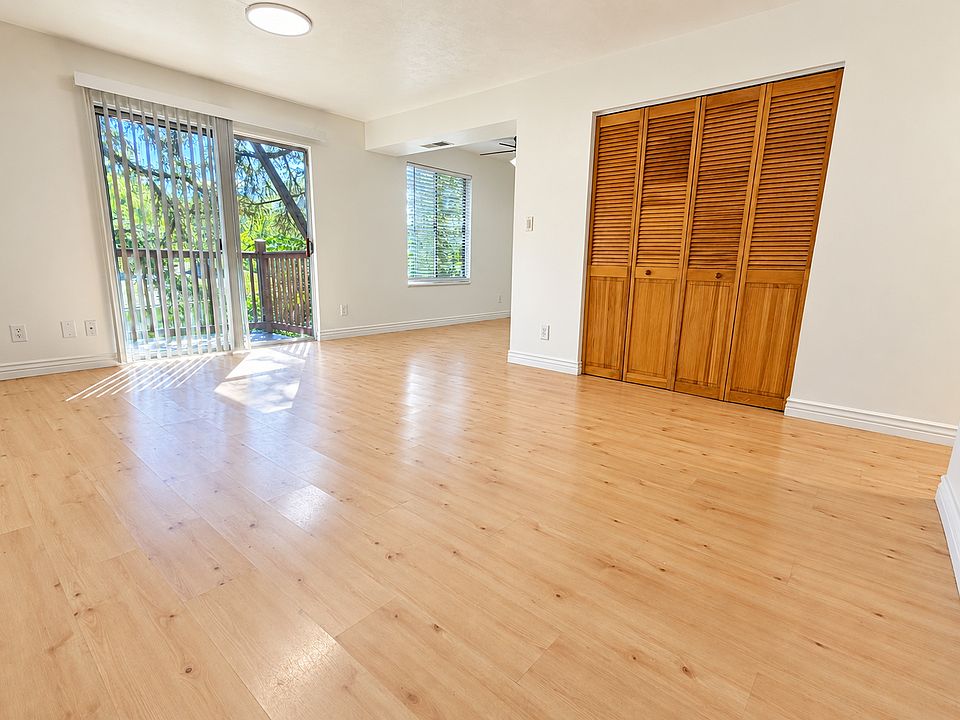 Main living room, with lots of natural light, balcony and wood floors