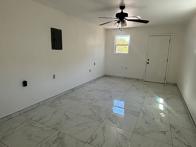 315 S Sycamore Ave — Photo 2