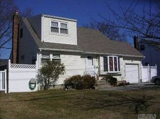230 31st St, Lindenhurst, NY 11757
