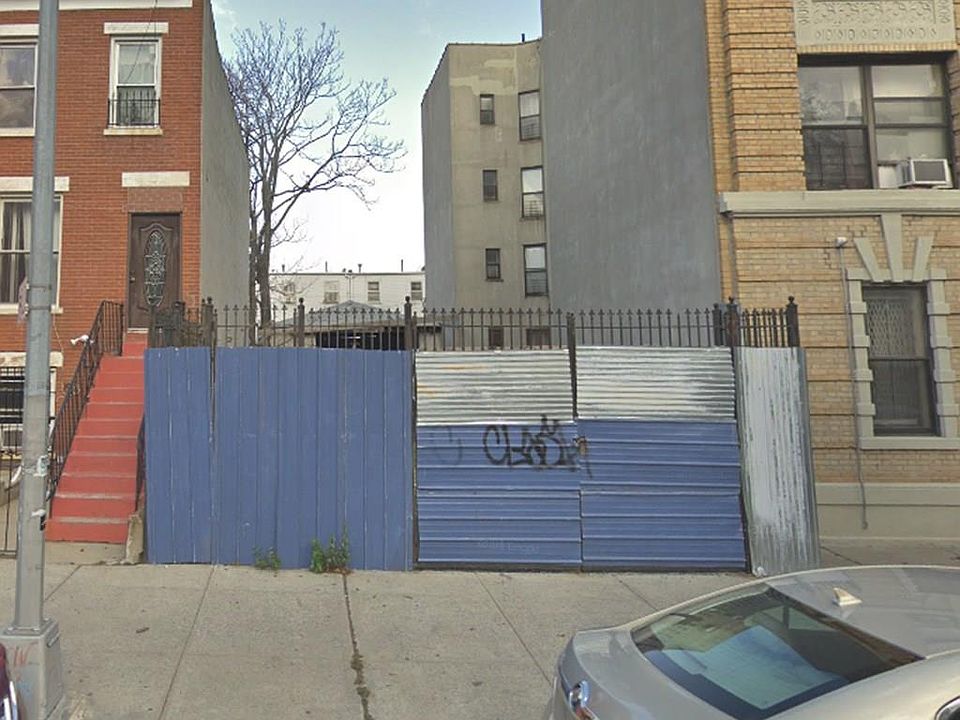 1st image of 555 Kosciuszko St