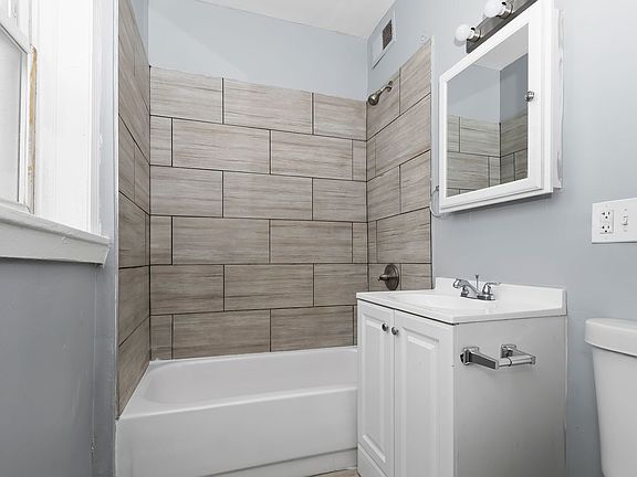 3rd image of 6100-6108 S Eberhart Ave #6104-3N