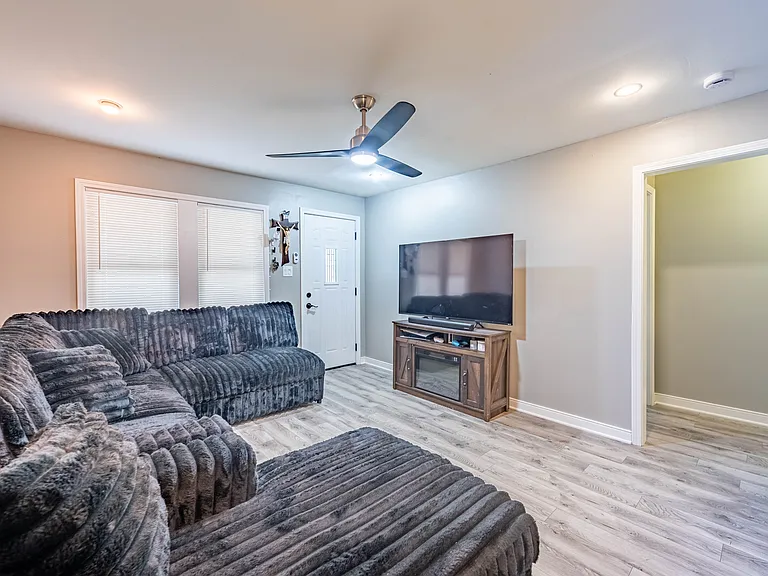 6923 Alabama Ave — Photo 2